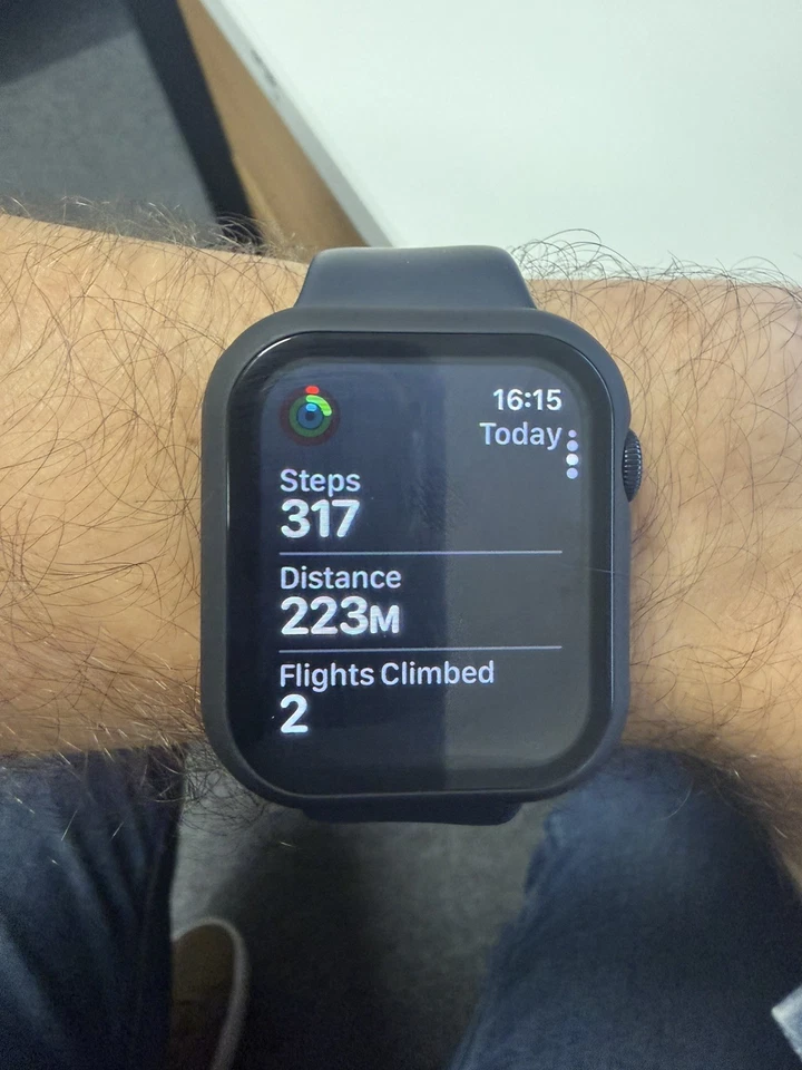 Apple Watch SE (2022) 44mm Midnight Aluminium Case with Sport Band, Regular... - Image 3 of 4