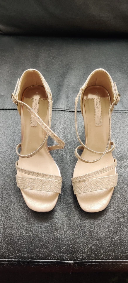 Chaussures de soirée type sandales à talons dorées neuves pour femme - taille 36 - Photo 1/4