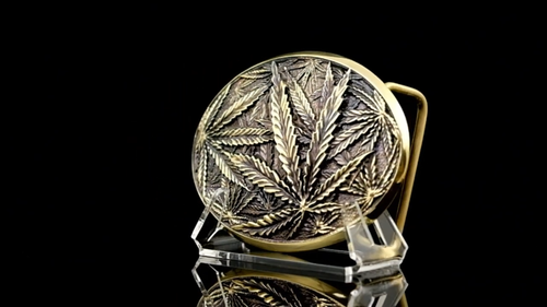 Hebilla de cinturón de latón sólido hoja de cannabis, marihuana hoja de hierba ganja rasta hebilla - Vídeo 1 de 1