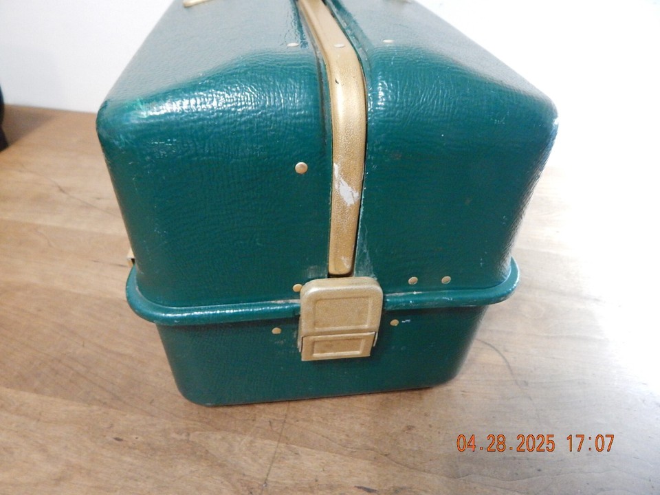 VINTAGE UMCO ALUMINUM FISHING TACKLE BOX Model 1000 A 7-Tray, vintage aluminum t