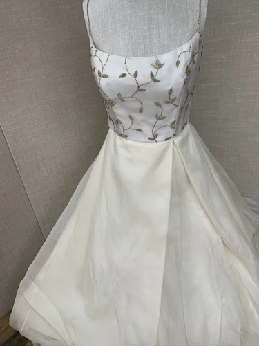 Bridal dress Givenchy wedding gown, silk embroidered leaves motif, sample dress  - Picture 4 of 24