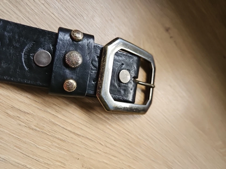 Cinturón de cuero negro adornado True Religion Motor para hombre talla 36 Foto 3 de 4