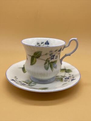 Schöne Vintage Rosina China Co. Queens blau Blumenmuster Tasse & Untertasse