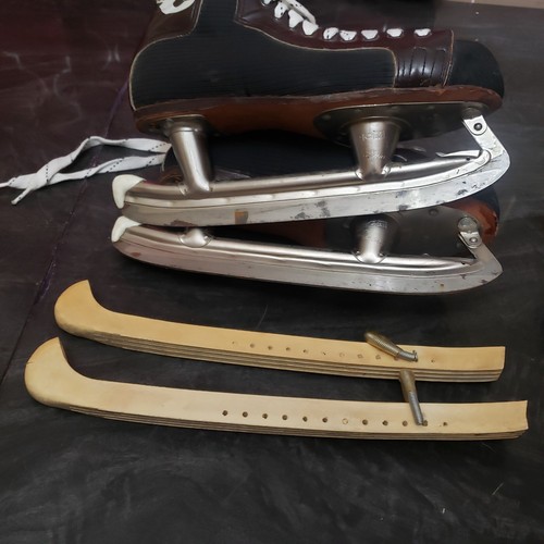 Patines de hielo CCM Super C vintage tamaño 8 CCM Citation 10-2/3 hojas de acero con cubiertas - Imagen 8 de 11