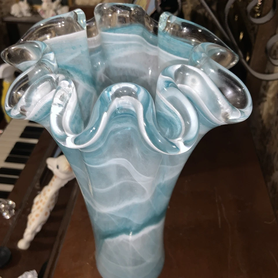 NEW Murano Art Glass Ruffled Vase, Hand made. Made in Italy - Image 4 of 4