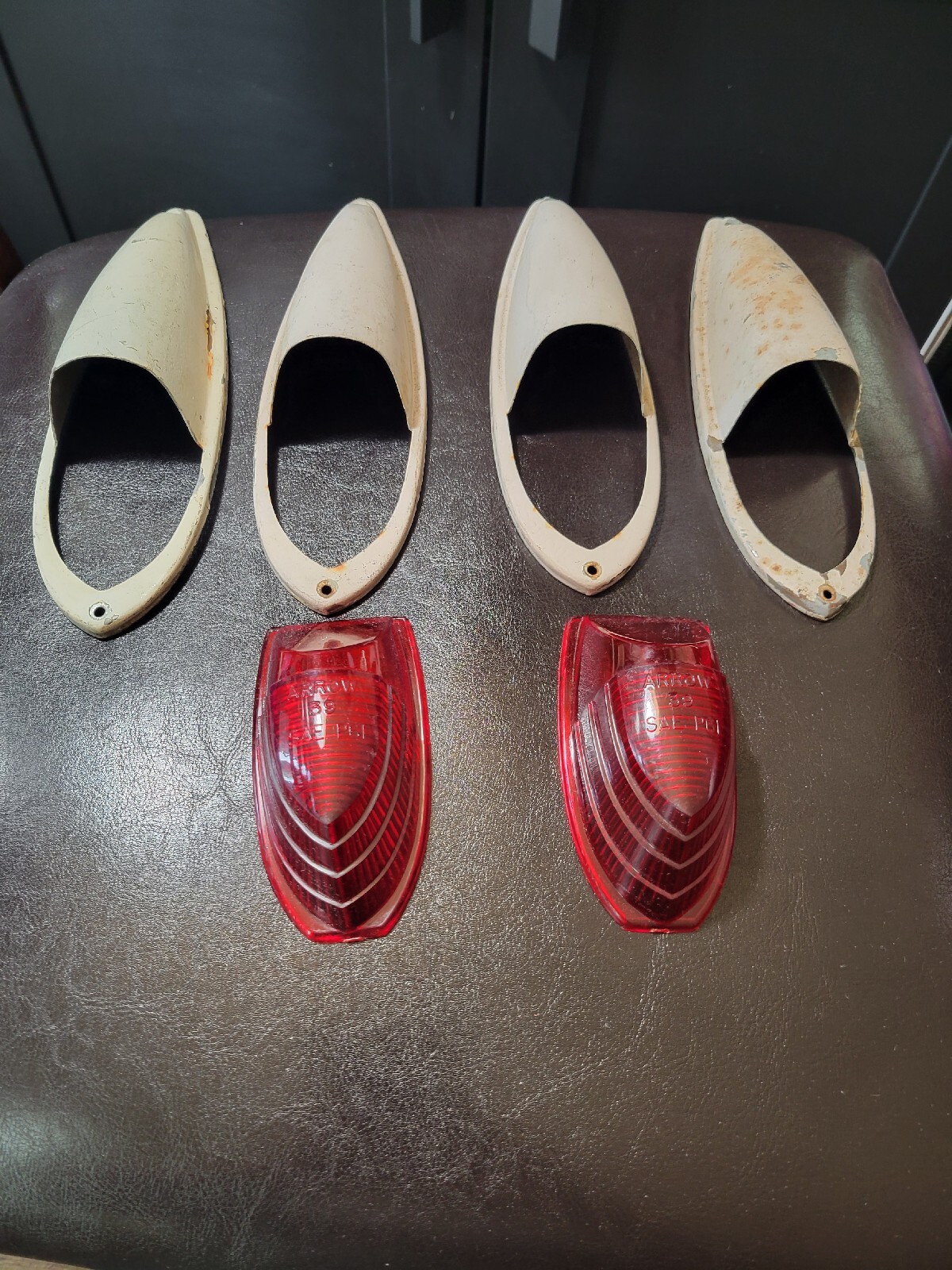 Vintage Clearance Marker Light RED Plastic &ldquo;ARROW #39 &ldquo; Metal Teardrop