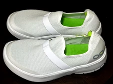 OOFOS OOmg Low Shoe White Womens Size 8,8.5 or 9.5 Lightweight Recovery Comfort