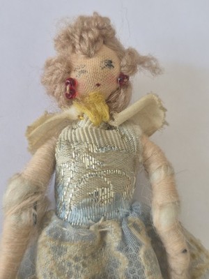 Seltene griechische Vintage Miniatur 1:16 Puppe Frau Ohrringe 60er Sammlerstück Etikett