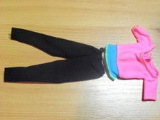 Barbie MTM,  tenue de yoga 1ère série de 2015 haut rose et bleu