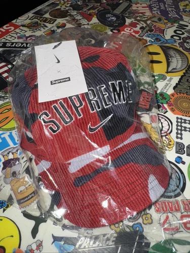 Casquette chapeau Supreme Nike 6 panneaux logo arc rouge camouflage SS22 velours côtelé neuve 100 % authentique
