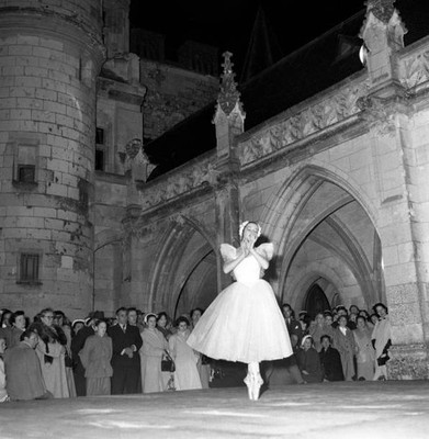 The dancers of Paris Opera Ballet performed at Ch�teau d Amboise J- Old Photo 1