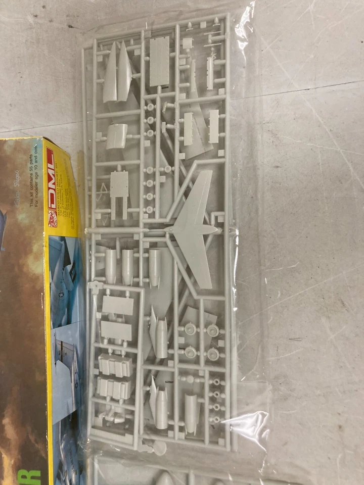 Lot of 3 Revell Model Kits – 1/200 C-141A Starlifter & 1/72 M2 A2 Bradley NIB - Image 3 of 4