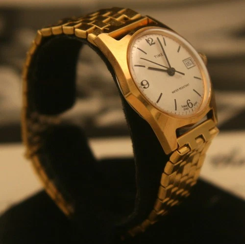 Beautiful men's gold vintage 1973 TIMEX Marlin calendar wristwatch running great