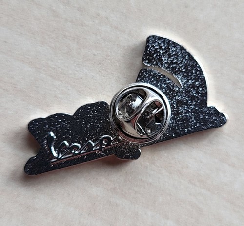 VESPA pin badge Scooter Logo - Picture 3 of 3