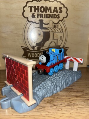 THOMAS SPECIAL LETTER ! THOMAS FRIENDS TRAIN Diecast Deluxe Play Scene Set