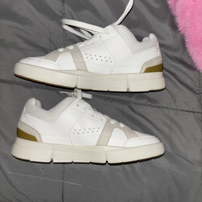 Women s Sneakers The Roger Clubhouse Size 5 white, and bronze