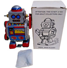 Tin Toy Robot 3.25" Wind Up tin Robot "MS235" in original box W/Key