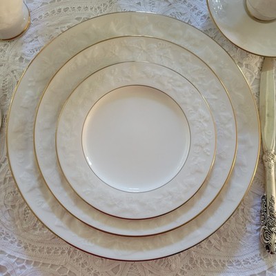 Noritake HALLS of IVY Gold Rim 6 3/8 Dessert Bread 7341 Ivory Raised Leaves