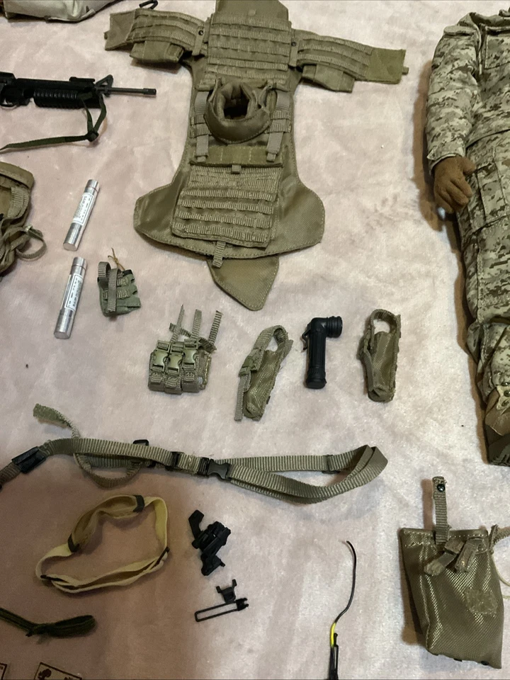 Vintage GI Joe 1996-2001 Figures Vests Guns Hats Boots Bullets Bag Gas Mask - Image 3 of 4