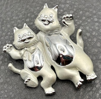 Jonette Jewelry JJ Vintage Cat Brooch Pin Silver Tone Smiling Kittens Felines