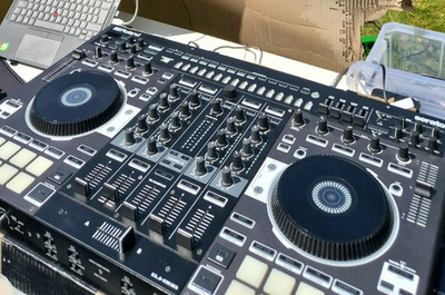 Roland DJ-808 DJ-Controller 4-Kanal Serato, Filter, 16 Pads USB/XLR