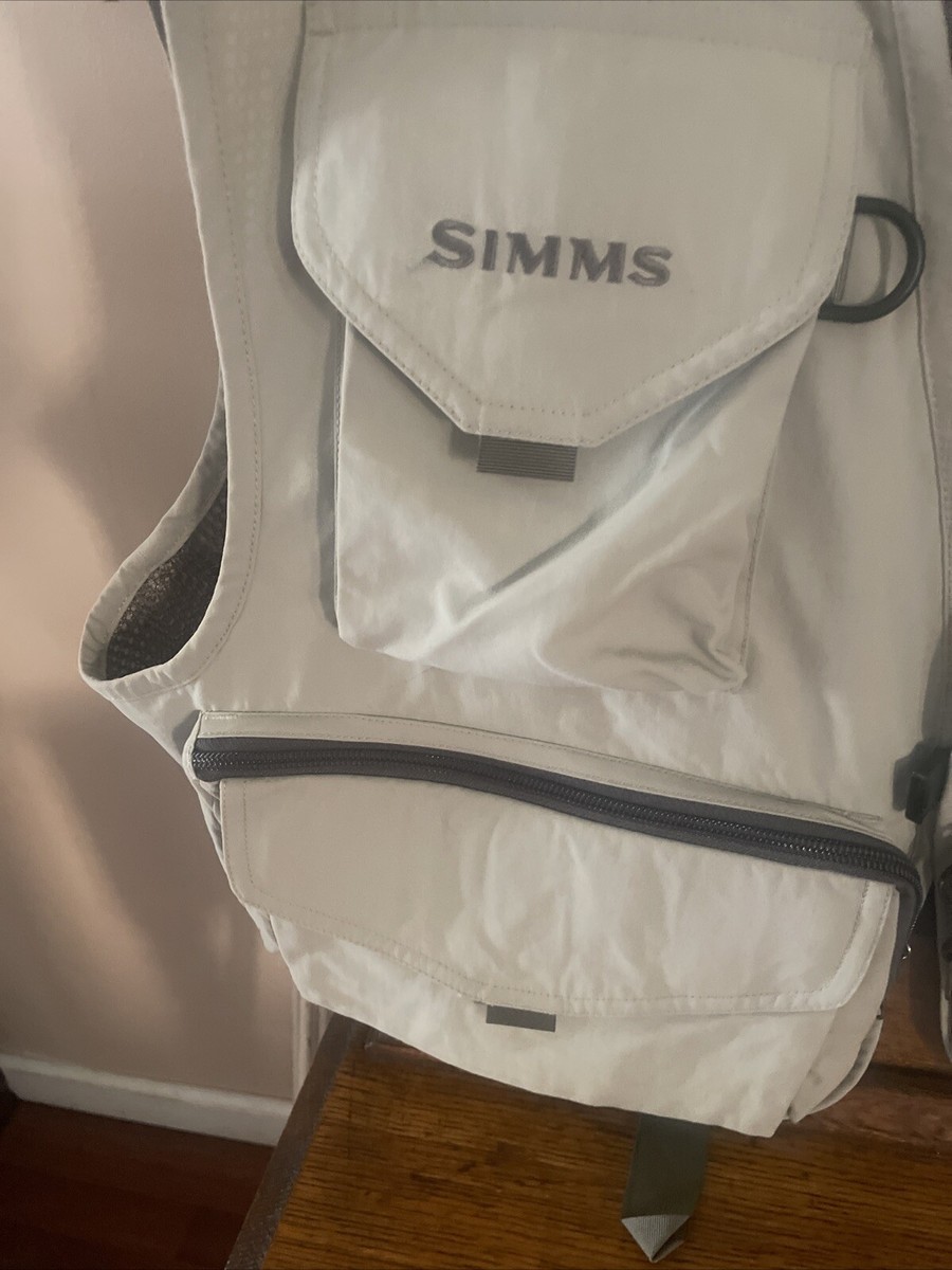 Gilets et Packs Simms - Fly and Flies