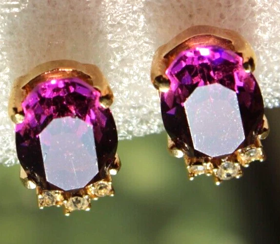 Pendientes de clip Christian Dior imitación amatista tono dorado detalles de cristal .75" Foto 2 de 4