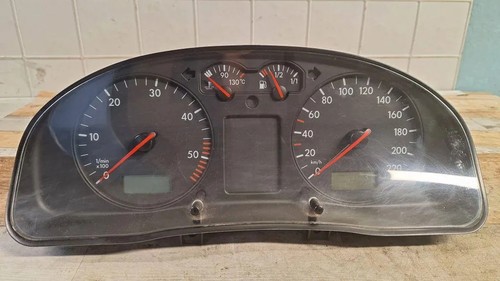 VW PASSAT B7 ALLTRACK 365 Kombiinstrument 301919860C 88311245 1.90 33985401