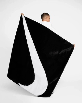 Nike NSW Faux Fur Blanket Black White DO3793-010 / Cozy Throw