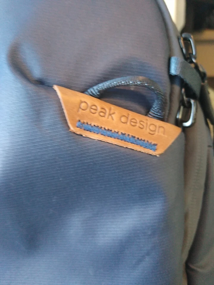 Mochila de viaje Peak Design | 30L | Azul marino Foto 2 de 4