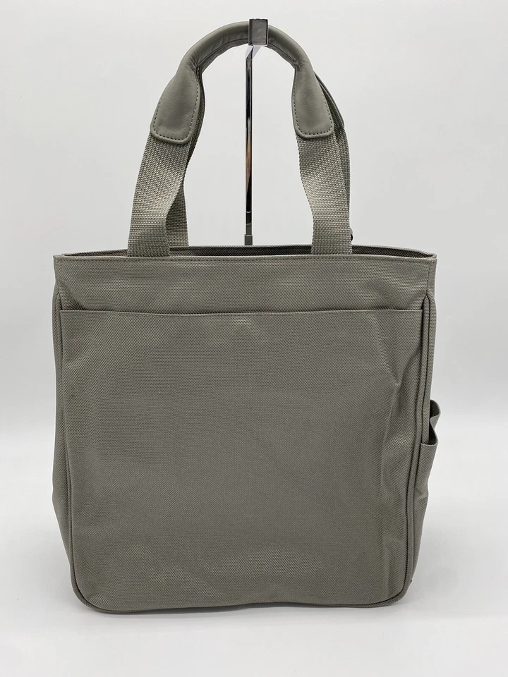 RARO Bolso de Mano Tumi Plateado/Gris Mediano Estilo #2618554 14.5”x13.5”x6” Foto 4 de 4