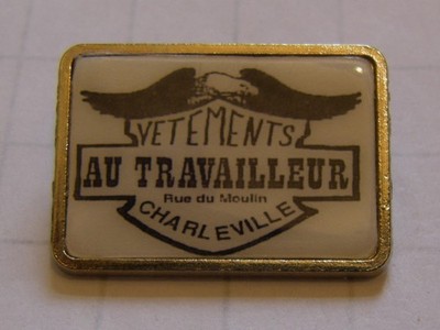 PIN'S VETEMENTS AU TRAVOUR ARDENNAIS CHARLEVILLE Vintage Pin