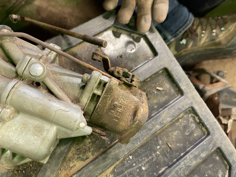 Carburador de bolas y bolas Plymouth Cranbrook 1953 4D, atascado Foto 4 de 4