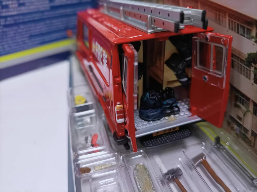 Corgi 1/43 Mercedes Benz 310 Light Rescue Unit van alloy car model with figure 