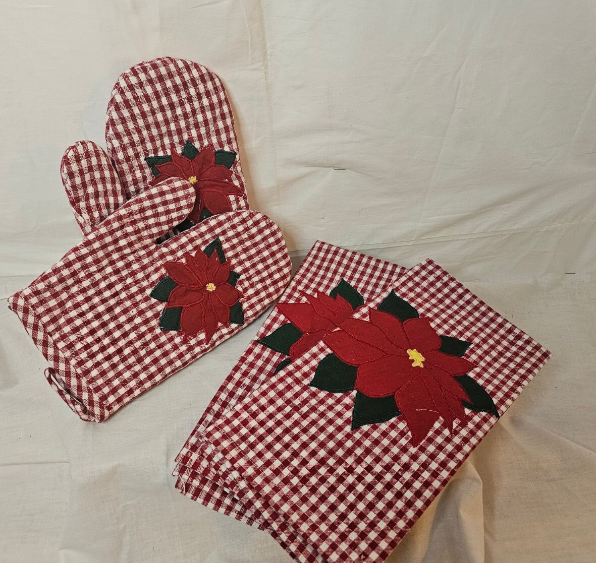 Poinsettias 4 Pc Kitchen Set Decrotive Towels OvenMitts Christmas  Christmas2