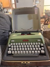 Vintage 1958 Royal Futura 800 Portable Typewriter with Hard Case thumbnail