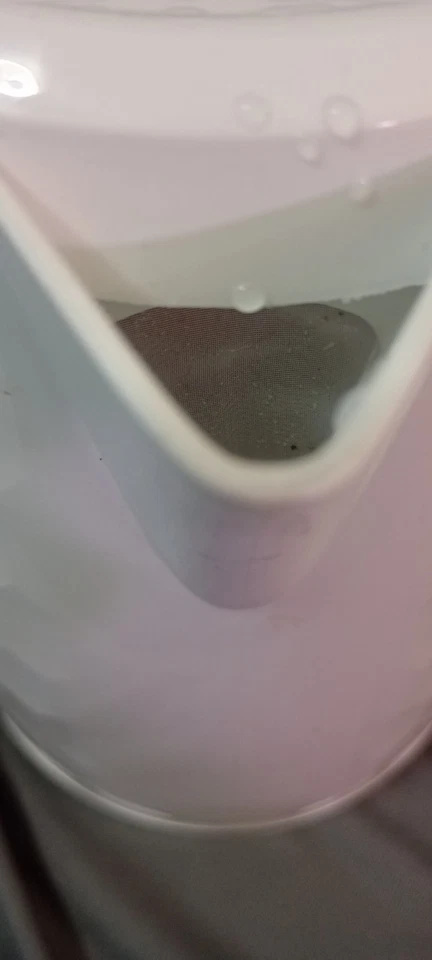 Hervidor inalámbrico BLACK+DECKER 1,7 L con base 360°, plateado y blanco KE1560W Foto 3 de 4