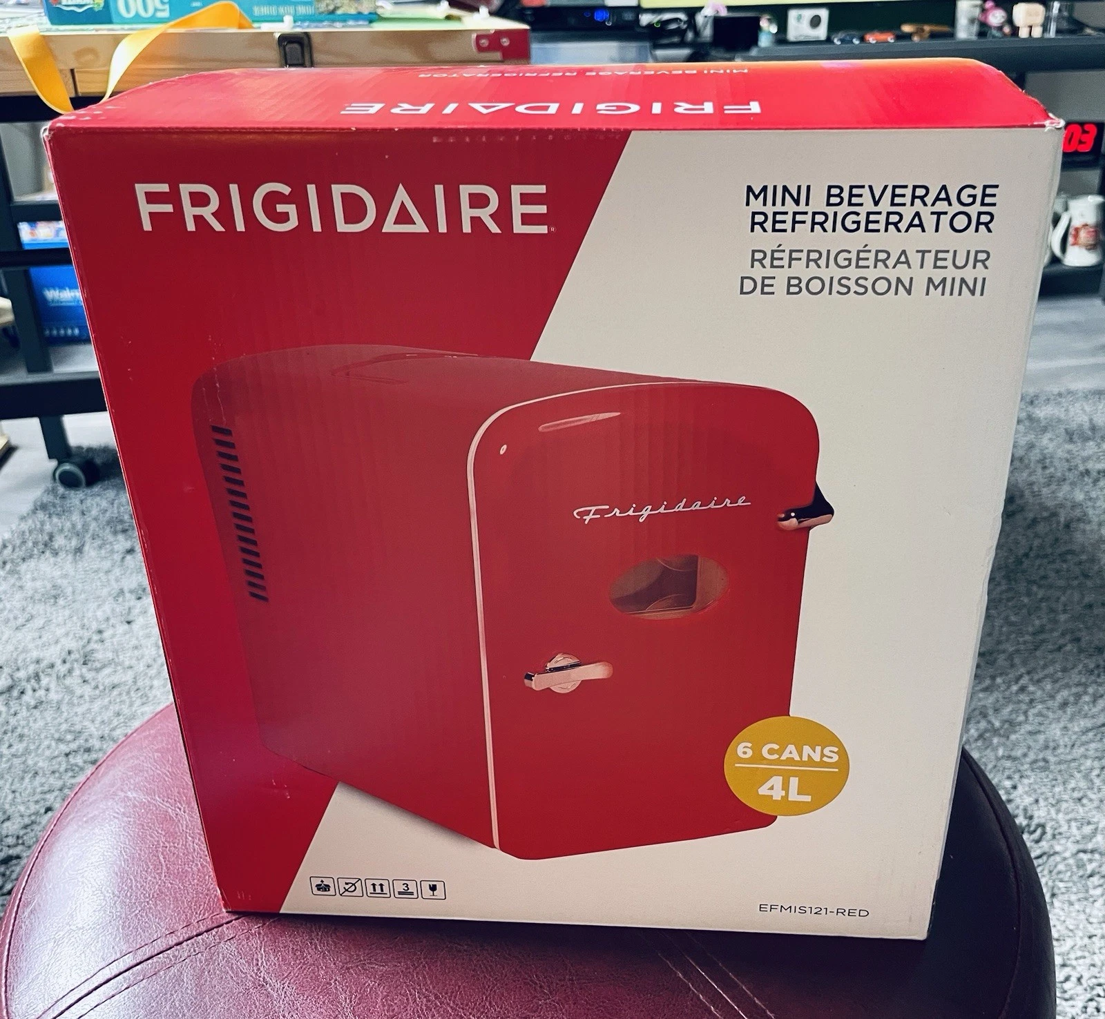 Red Frigidaire 4L Portable Retro 6-Can Mini Fridge NEW in Box Model EFMIS121-Red