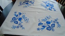 TISCHDECKE MITTELDECKE WEISS WEIß STICKEREI BLAU 84 x 84 CM ECHTE HANDARBEIT