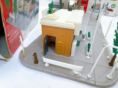 Vintage TOMY Tomica Town NISSEKI Gas Station & 7-11 Store Playset