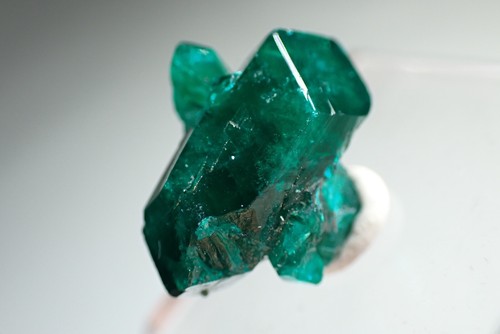 DIOPTASE * DOUBLE-TERMINATED CRYSTAL FROM RARE LOCALITY !!! Guchab, NAMIBIA - Picture 11 of 18