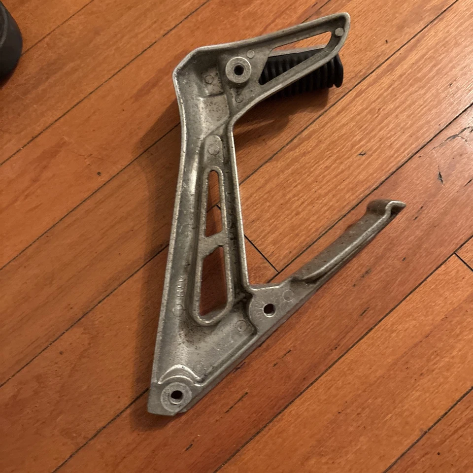 Soporte reposapiés trasero izquierdo Yamaha FZ1 2011-2005 Foto 4 de 4