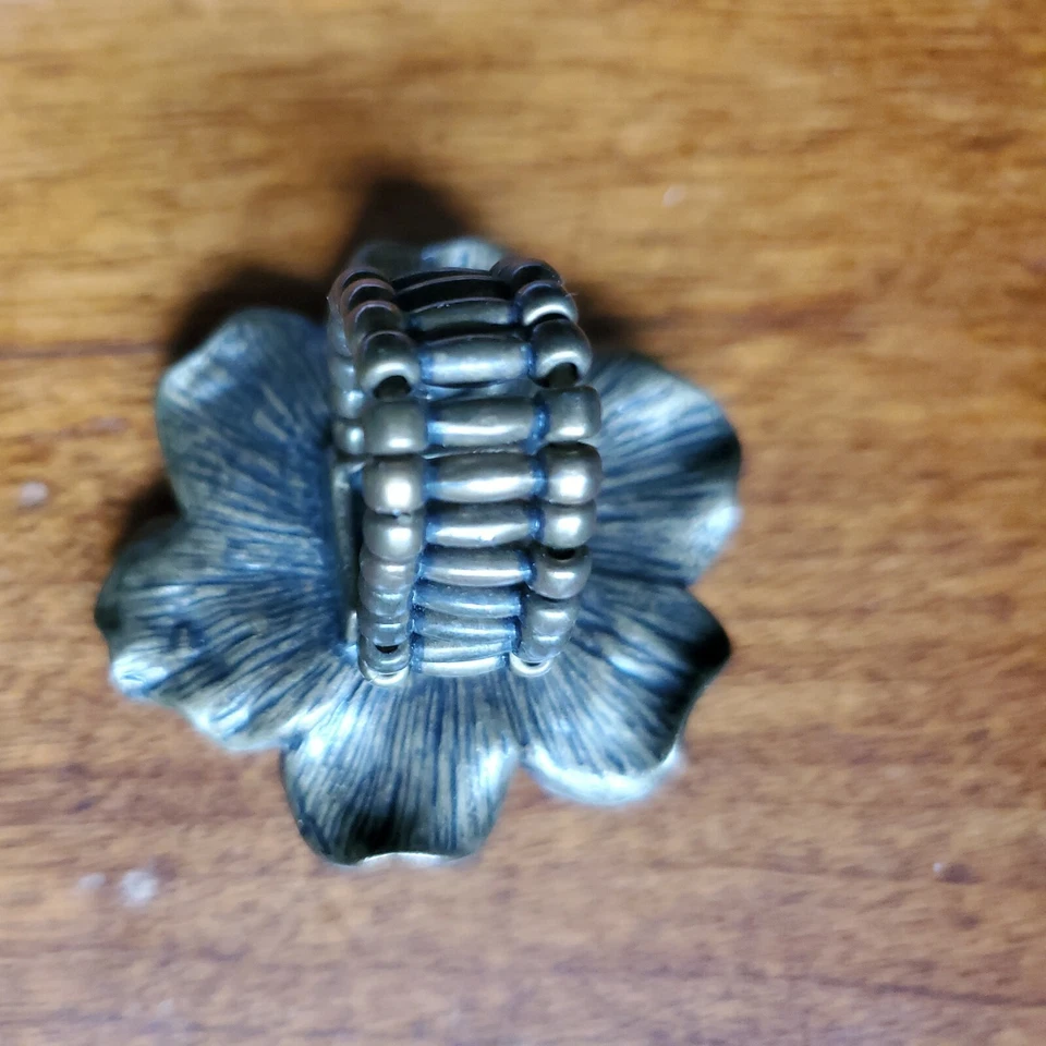 Anillo elástico vintage con diamantes de imitación de flores talla 8 color bronce Foto 4 de 4