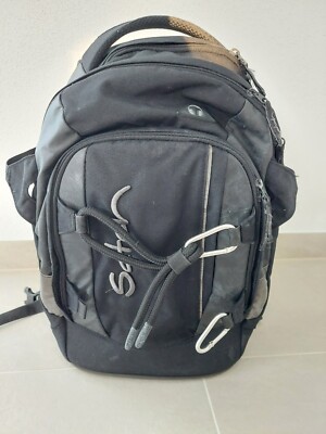   Satch Schultasche schwarz mit Karabinerhaken  