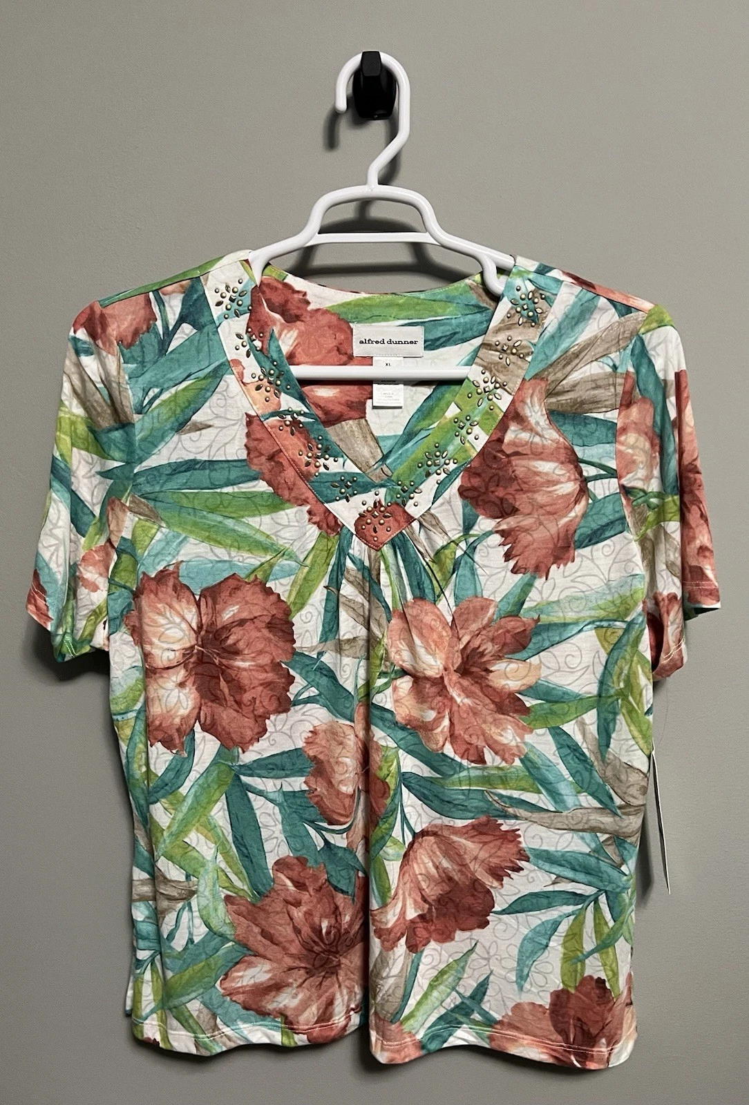 NWT Alfred Dunner Women’s Top Bling Neckline Multicolor Floral Print Size XL