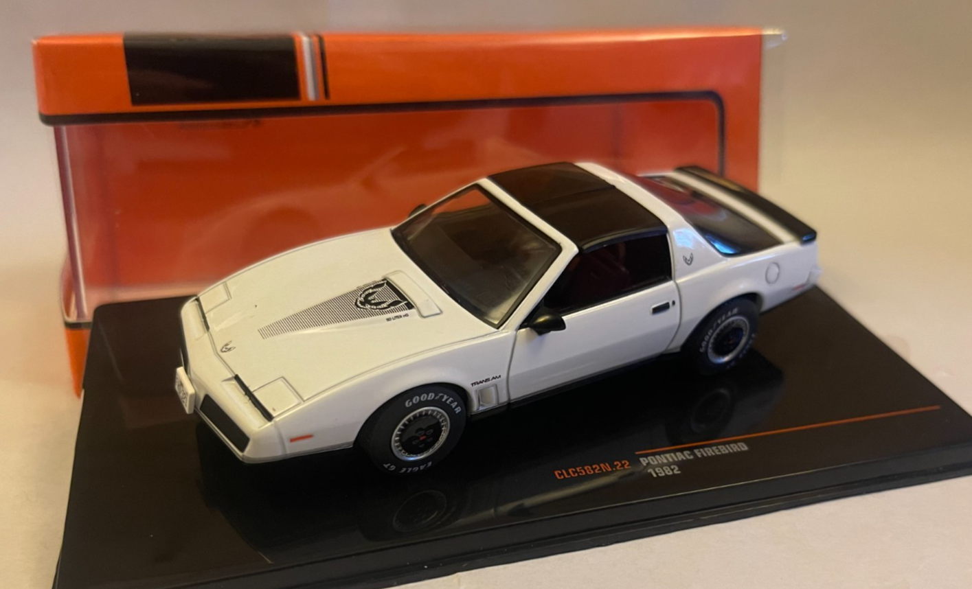 Pontiac Firebird 1982 1:43 White / Black roof by IXO Models