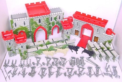 1950s ORIGINAL MARX 60MM MEDIEVAL CASTLE PLAY SET w KNIGHTS & HORSES w WEAPONS!