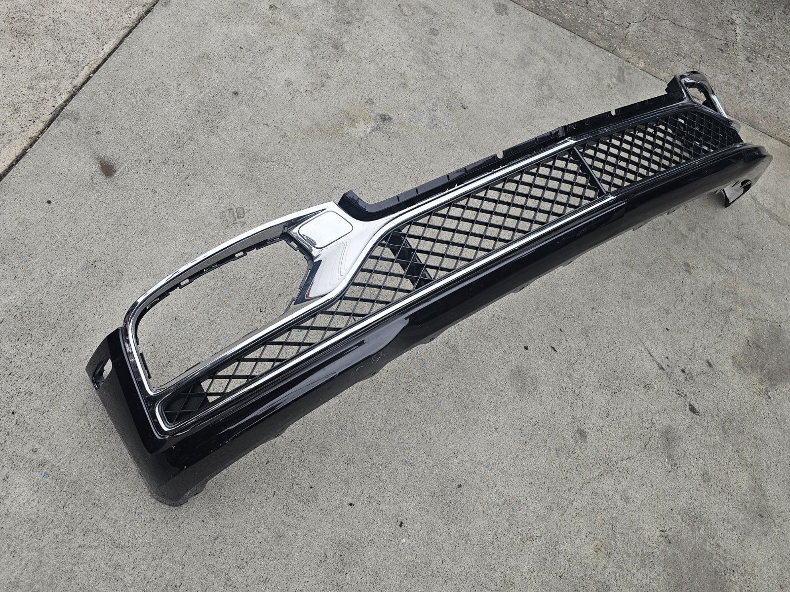 2020-2023 BENTLEY FLYING SPUR FRONT BUMPER W/LOWER GRILLS OEM USED (NO SHIPPING)