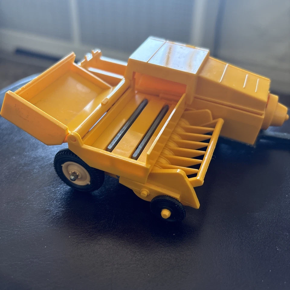 Britains Farm New Holland 940 Hay Baler For Tractor Model 9556 w/ 4 Hay Bales - Image 3 of 4