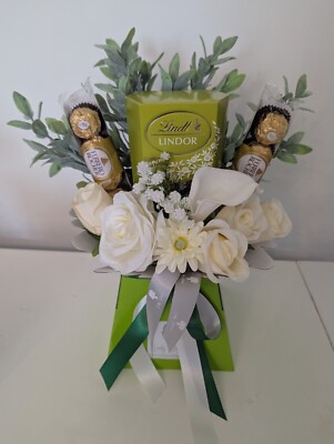 Schokoladenstrauß Lindt & Ferreros Pistaziengrün Seidenblumen - Geschenk